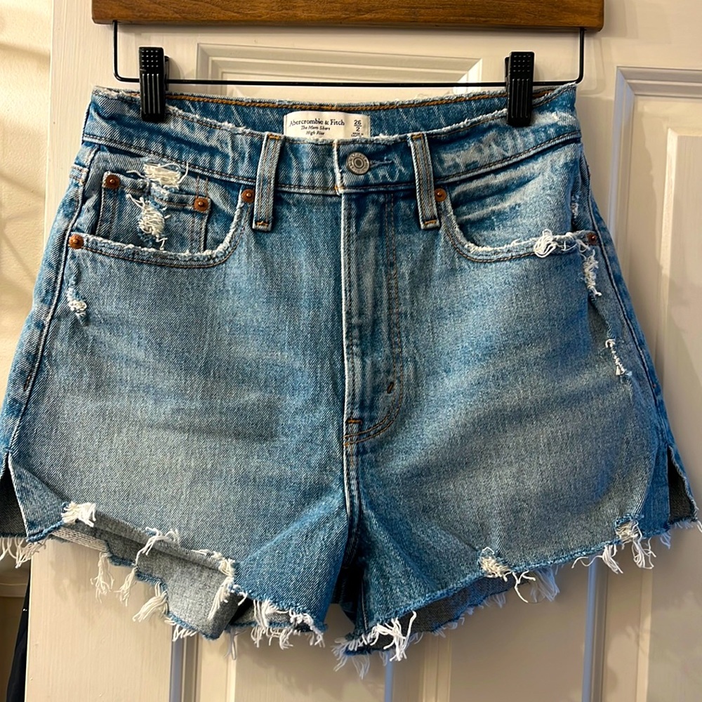 Abercrombie High Rise Mom Short, size 2 Curve